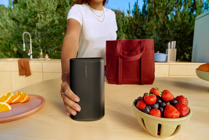 Sonos Play Black product in use