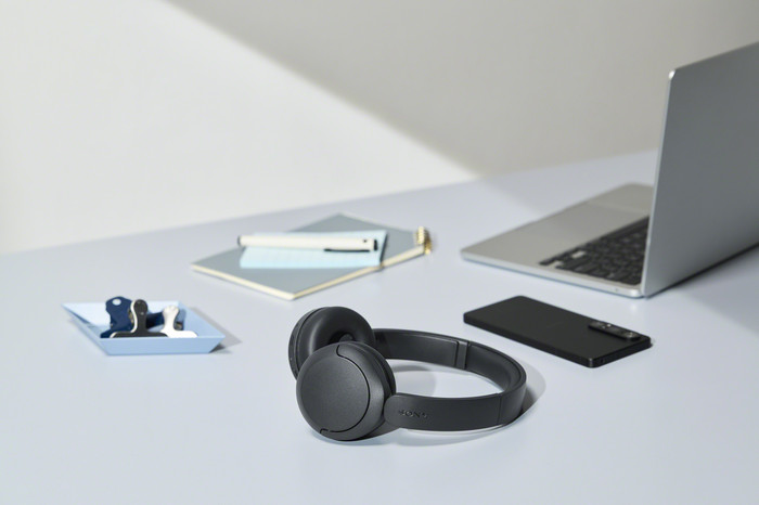 Sony WH-CH535 Zwart product in gebruik