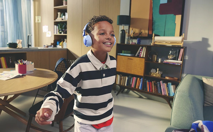JBL JR320BT Blue product in use