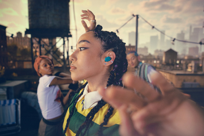 JBL Tune Buds 2 Blauw product in gebruik