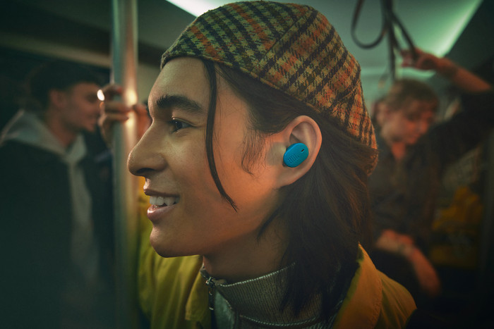 JBL Tune Buds 2 Blauw product in gebruik