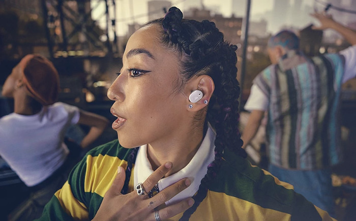 JBL Tune Buds 2 Wit product in gebruik