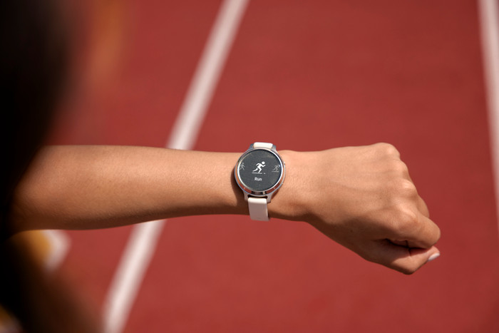 Garmin Lily 2 Active Goud product in gebruik