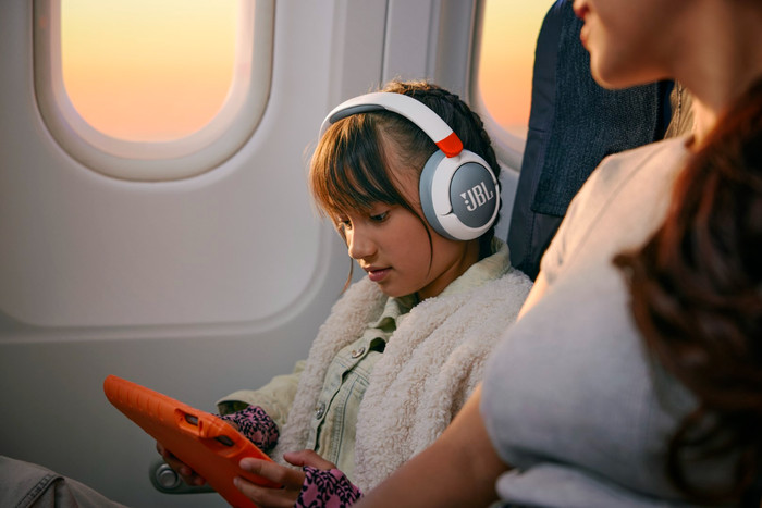 JBL JR470NC White product in use