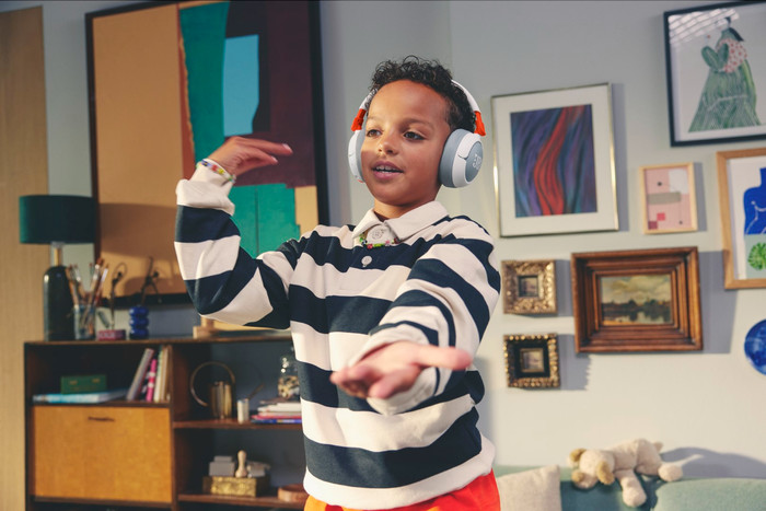 JBL JR470NC White product in use