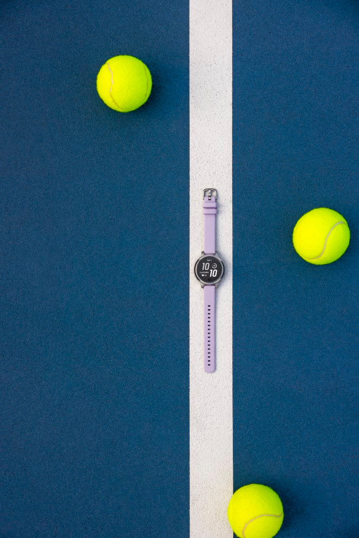 Garmin Lily 2 Active Zilver/Paars product in gebruik