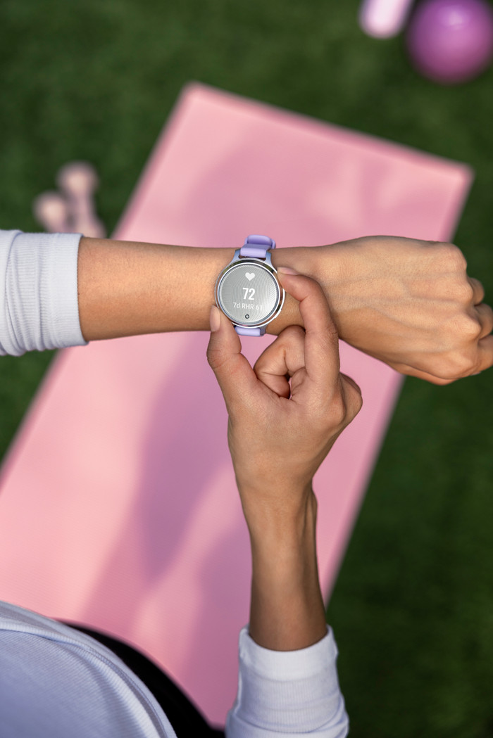 Garmin Lily 2 Active Zilver/Paars product in gebruik