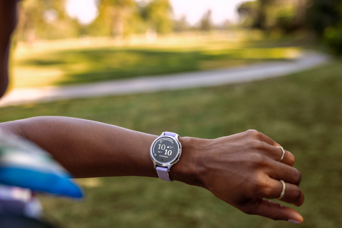 Garmin Lily 2 Active Zilver/Paars product in gebruik