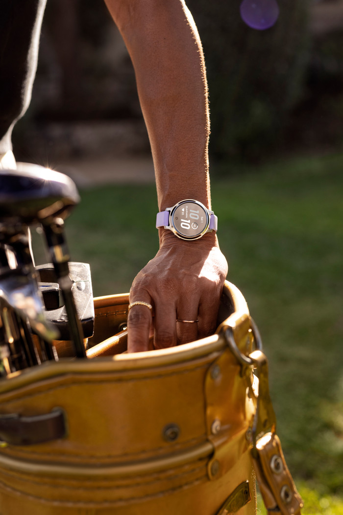 Garmin Lily 2 Active Zilver/Paars product in gebruik