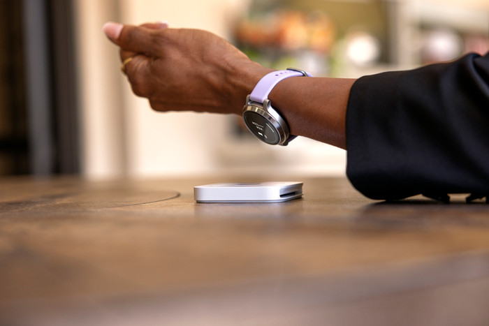 Garmin Lily 2 Active Zilver/Paars product in gebruik