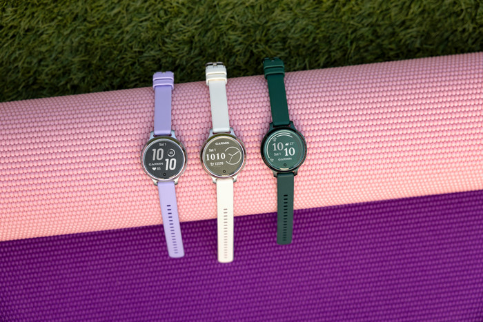 Garmin Lily 2 Active Zilver/Paars product in gebruik