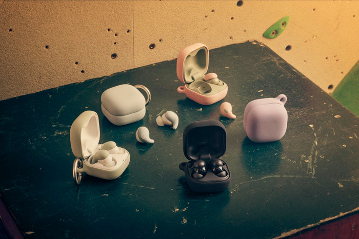 Sony LinkBuds Fit Wit roze pakket product in gebruik