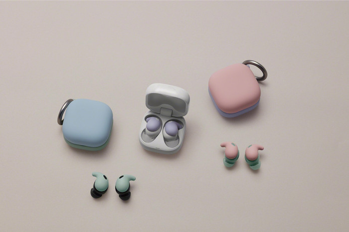 Sony LinkBuds Fit Wit roze pakket product in gebruik