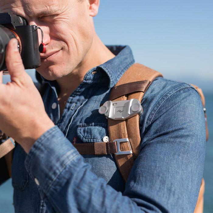 Peak Design Capture Camera Clip v3 Zilver product in gebruik
