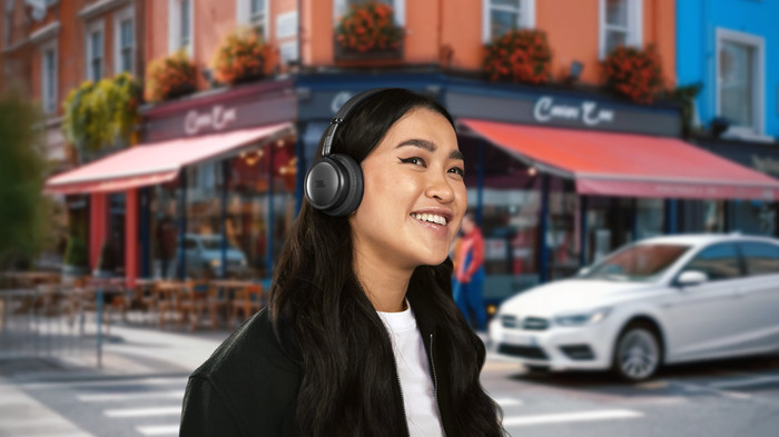 JBL Live 680NC Zwart product in gebruik
