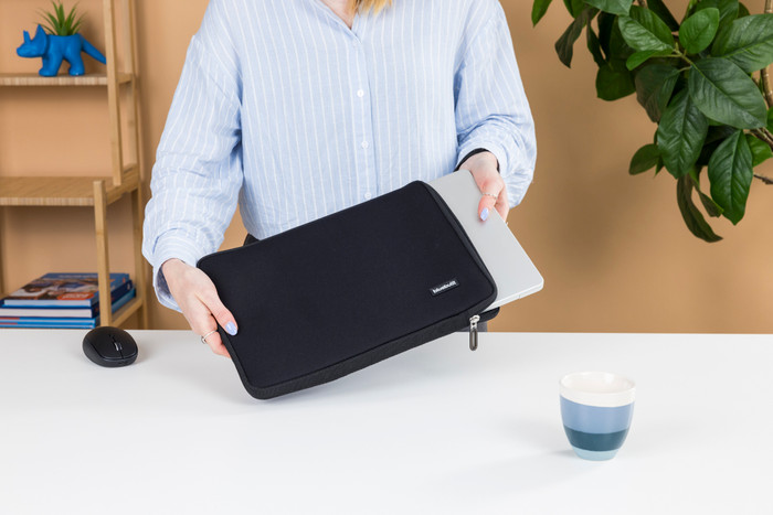 BlueBuilt Laptophoes voor Apple MacBook Air 15 inch + Tradendum Bluetooth muis visual Coolblue 1