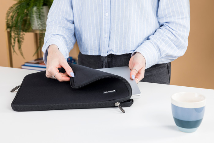BlueBuilt Laptophoes voor Apple MacBook Air 15 inch + Tradendum Bluetooth muis visual Coolblue 2