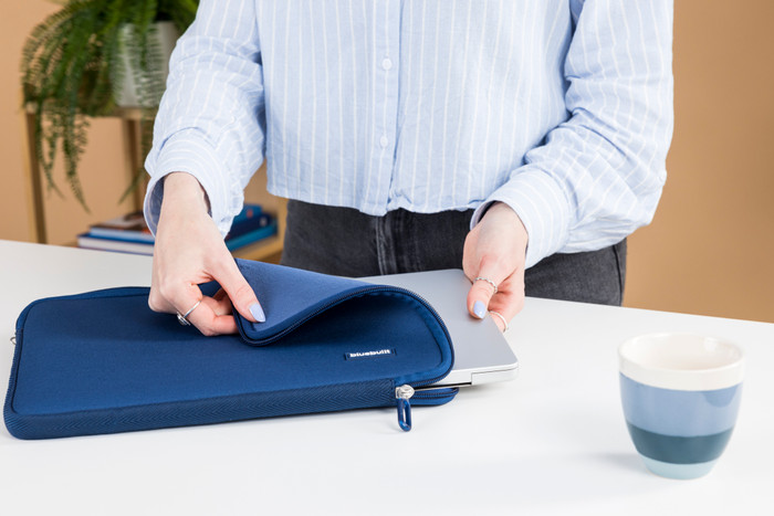 BlueBuilt Laptophoes voor Apple MacBook Pro 16 inch Blauw visual Coolblue 2