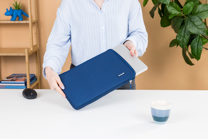 BlueBuilt Laptophoes voor Apple MacBook Pro 14 inch Blauw visual Coolblue 1
