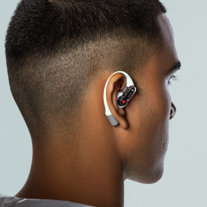 Nothing Ear (open) Wit product in gebruik