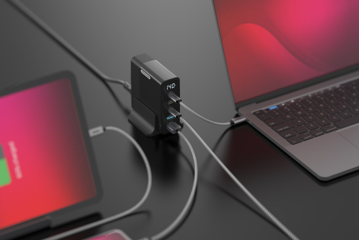 Sitecom 140W Power Delivery Desktop Charger with LED display product in gebruik