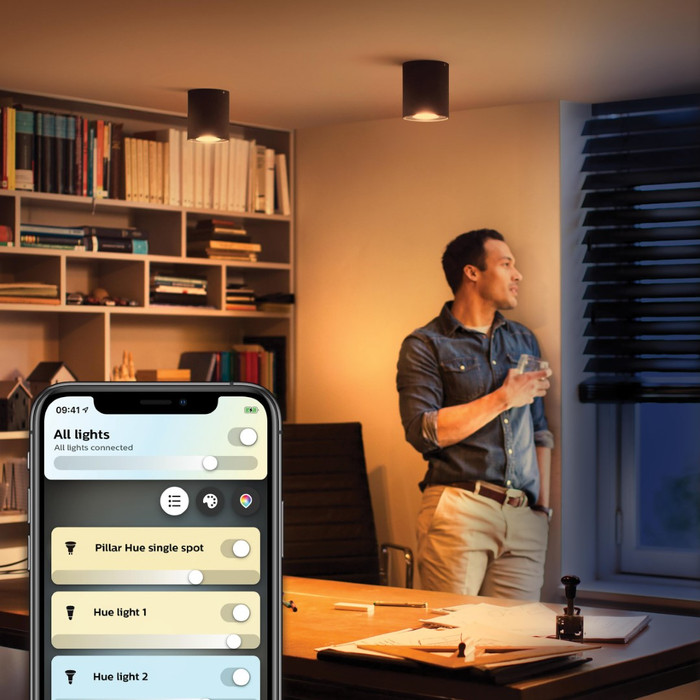 Philips Hue Pillar Opbouwspot White Ambiance - Zwart - 1-spots + Dimmer product in gebruik