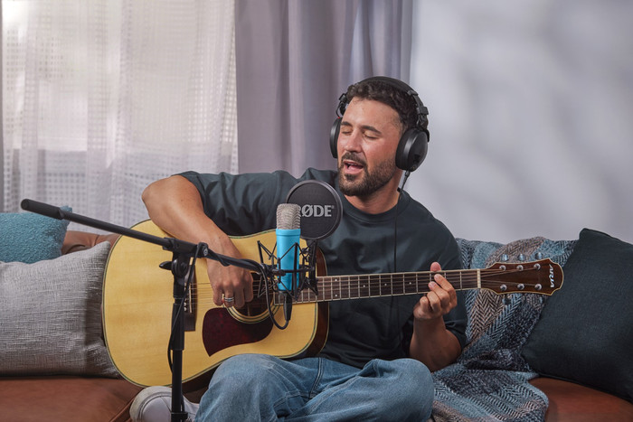 RØDE NT1 Signature Series Blue product in use