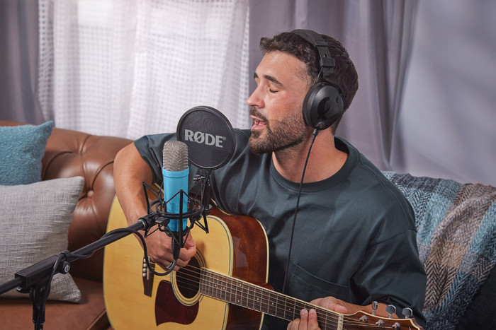 RØDE NT1 Signature Series Blue product in use