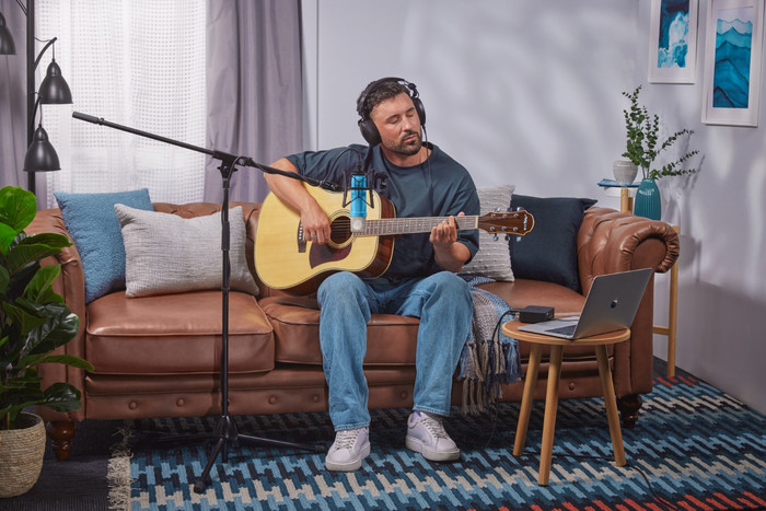 RØDE NT1 Signature Series Blue product in use