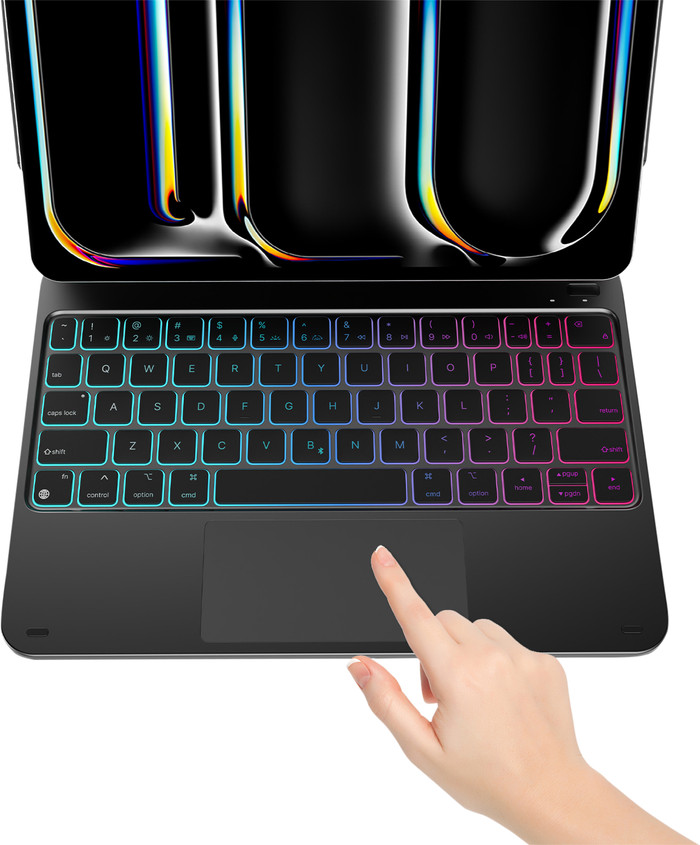 BlueBuilt Apple iPad Pro (2024) 11 inch Toetsenbord Hoes QWERTY Zwart product in gebruik