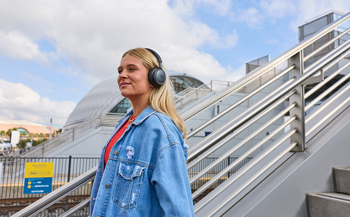 JBL Live 680NC Zwart product in gebruik