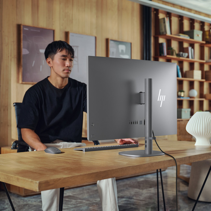 HP OmniStudio X 32-c0970nb AZERTY product in use