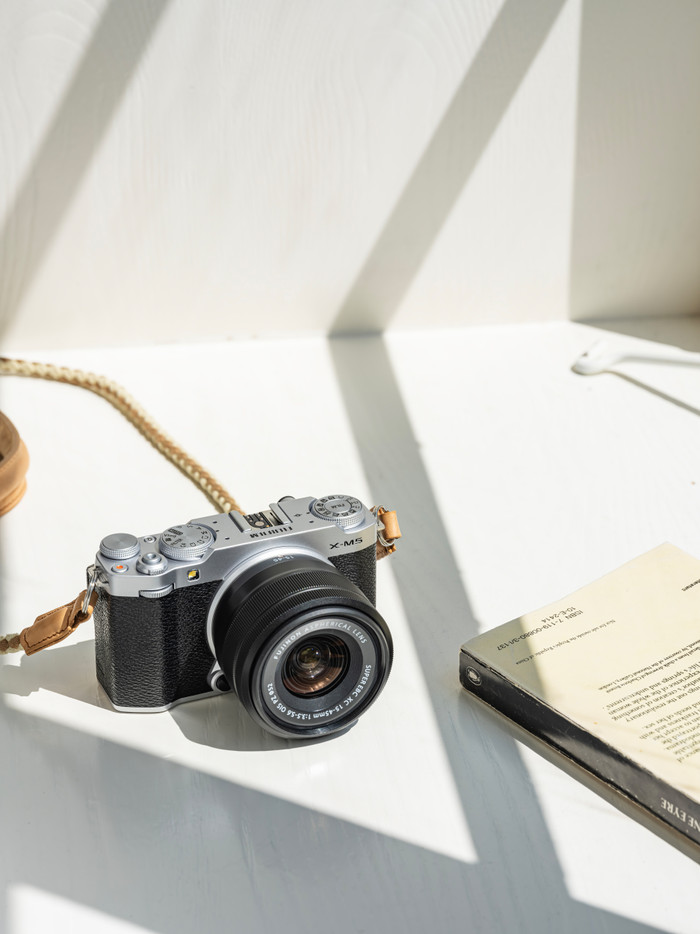 Fujifilm X-M5 Silber + XC 15-45mm f/3.5-5.6 OIS PZ produkt in gebrauch