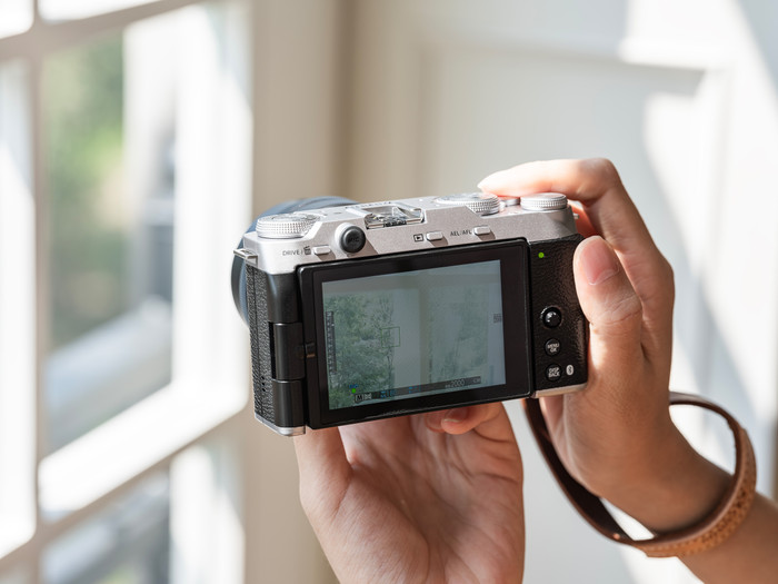 Fujifilm X-M5 Silber + XC 15-45mm f/3.5-5.6 OIS PZ produkt in gebrauch