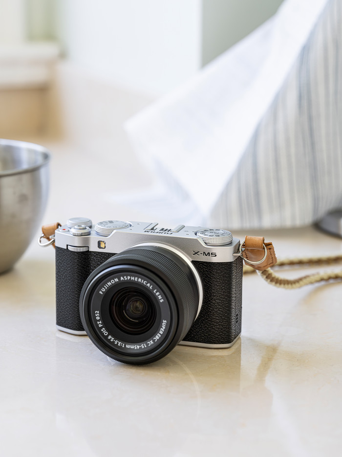 Fujifilm X-M5 Silber + XC 15-45mm f/3.5-5.6 OIS PZ produkt in gebrauch
