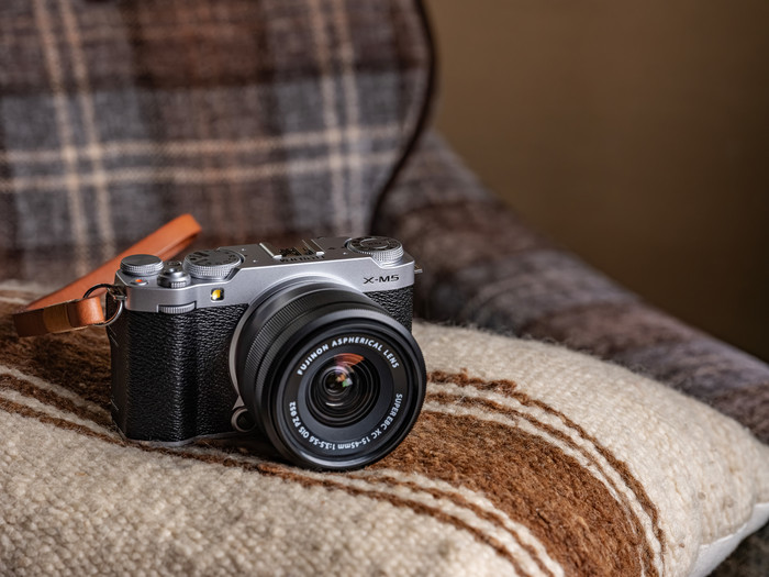 Fujifilm X-M5 Silber + XC 15-45mm f/3.5-5.6 OIS PZ produkt in gebrauch