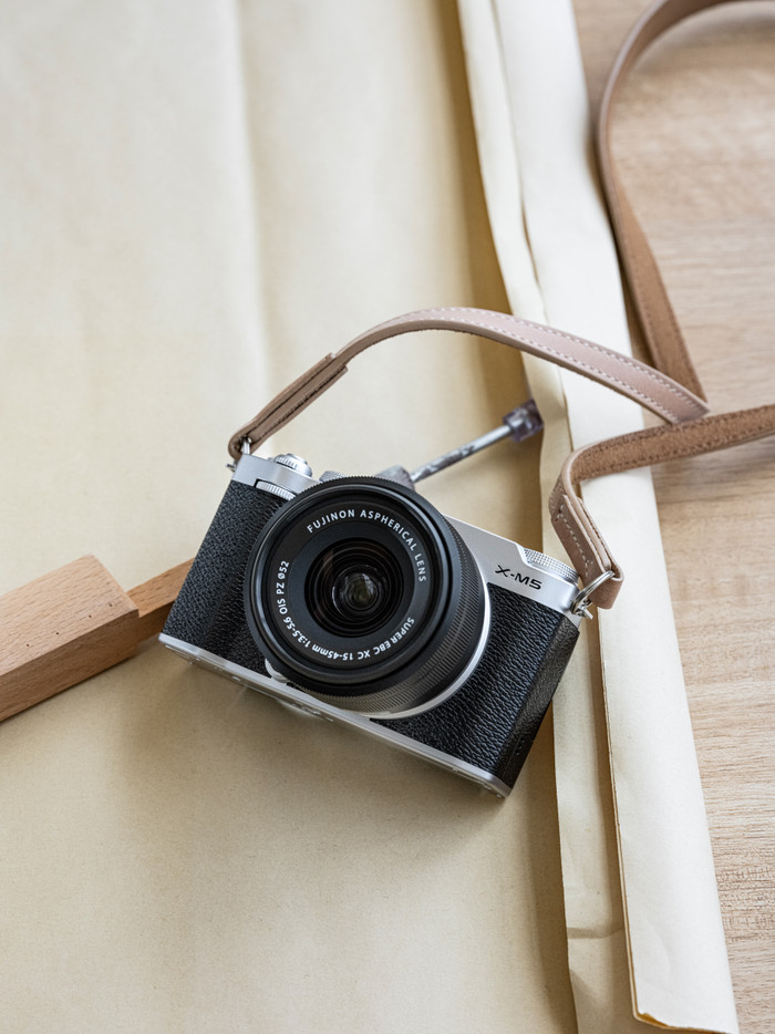 Fujifilm X-M5 Silber + XC 15-45mm f/3.5-5.6 OIS PZ produkt in gebrauch