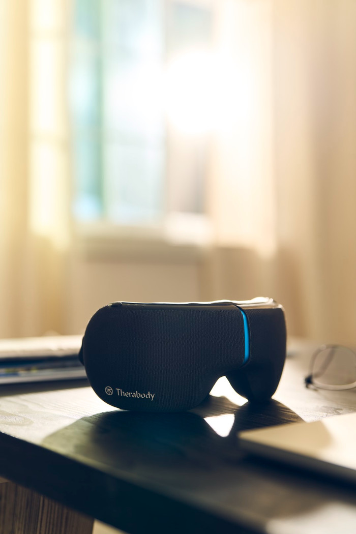 Therabody Smart Goggles 2.0 product in gebruik