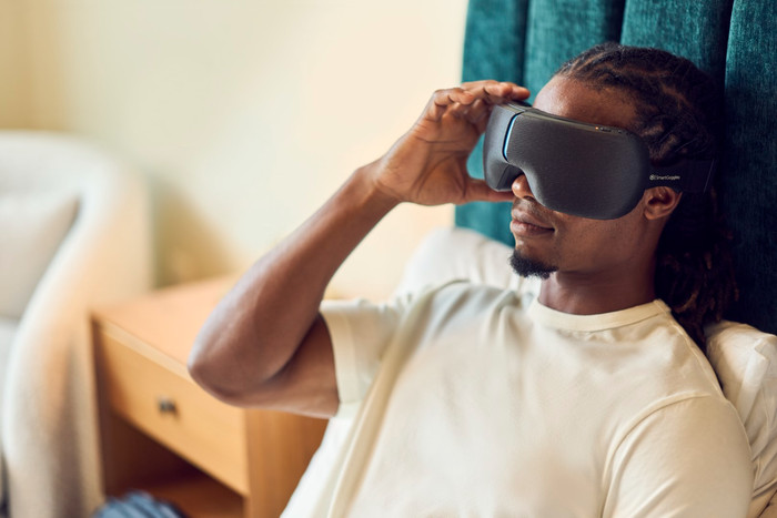 Therabody Smart Goggles 2.0 product in gebruik