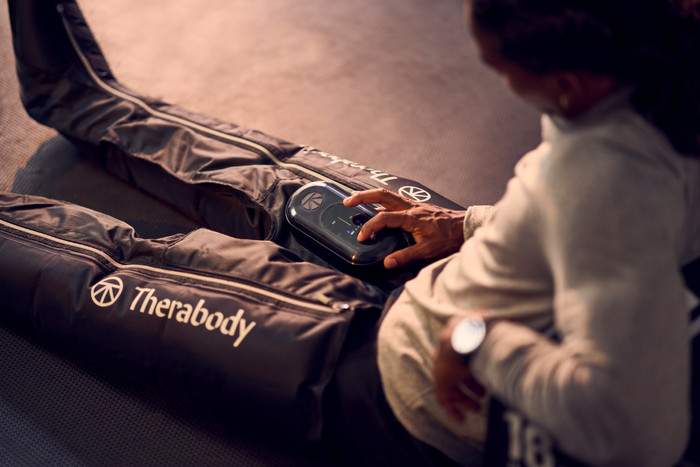 Therabody Jetboots Prime Large produkt in gebrauch