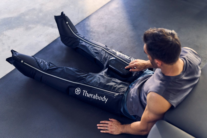 Therabody Jetboots Prime Large produkt in gebrauch