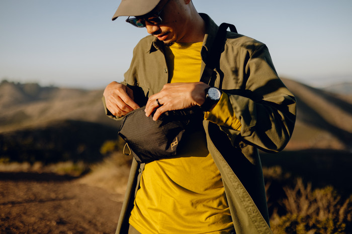 Peak Design Outdoor Sling 2L Black product in use