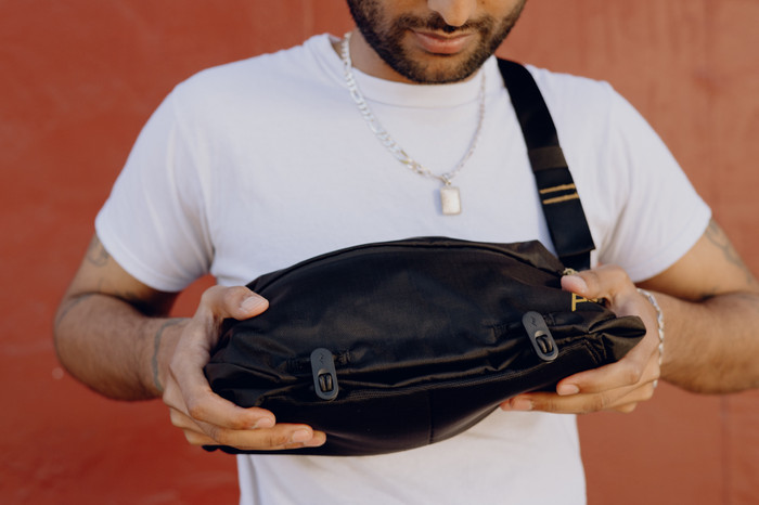 Peak Design Outdoor Sling 7L Zwart product in gebruik