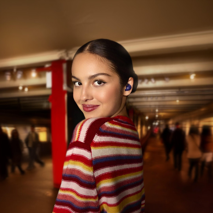 Sony LinkBuds Fit Paars Olivia Rodrigo edition product in gebruik