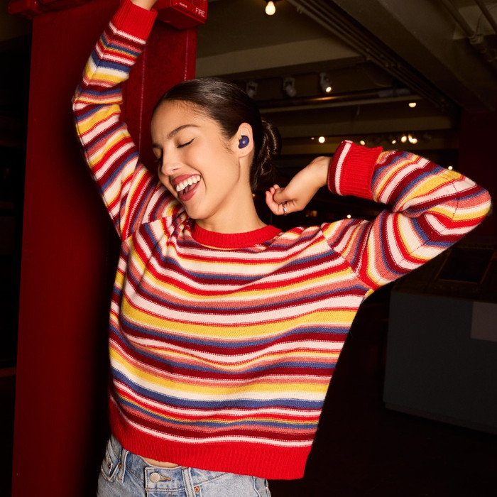 Sony LinkBuds Fit Paars Olivia Rodrigo edition product in gebruik