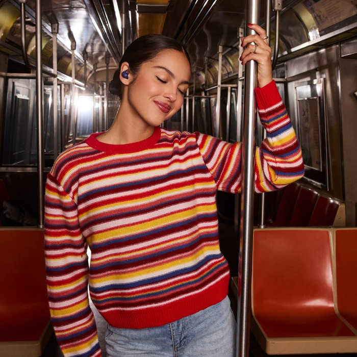 Sony LinkBuds Fit Paars Olivia Rodrigo edition product in gebruik