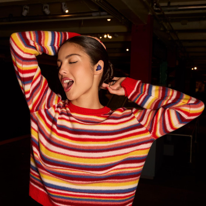 Sony LinkBuds Open Paars Olivia Rodrigo edition product in gebruik