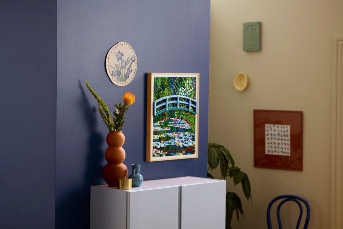 LEGO Art Claude Monet: Brug over een vijver met waterlelies 31220 product in gebruik