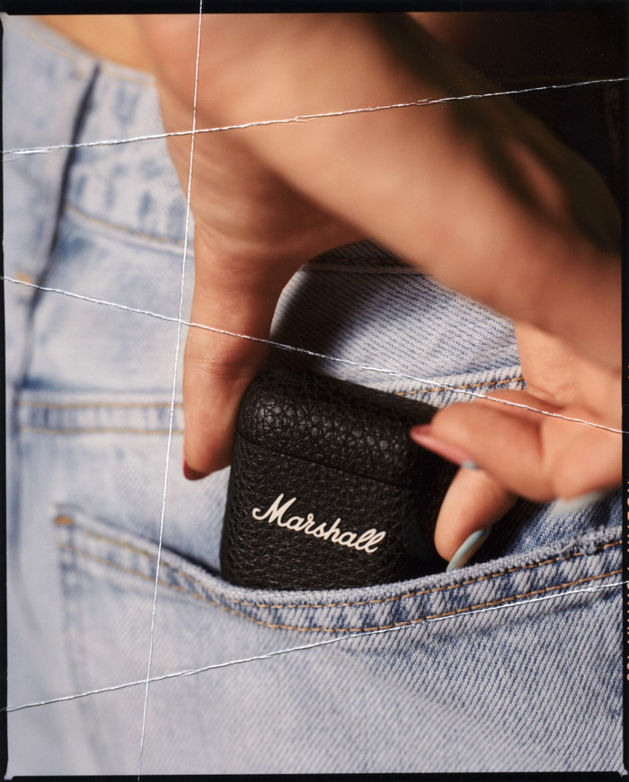 Marshall Minor IV TW Zwart product in gebruik