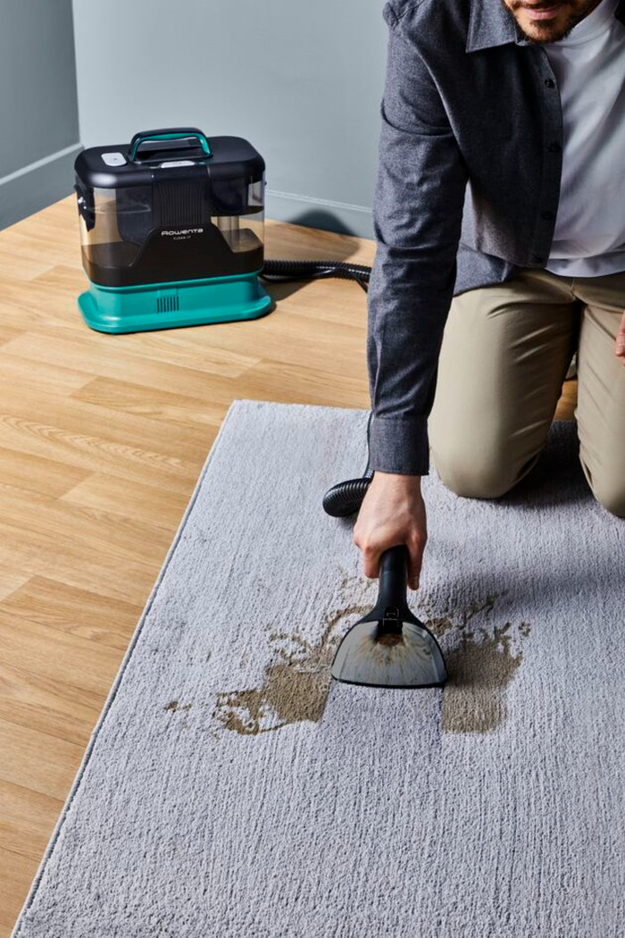 Rowenta Clean It IN5020 product in use